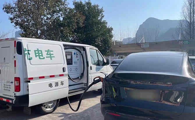 临武汽车搭电
